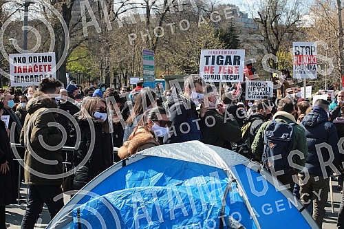 Freelancers protest against the proposal to amend the Law on personal income tax, which was adopted by the Government in front of the National assembly of Serbia.
Protest frilensera zbog predloga za izmenu Zakona o porezu na dohodak gradjana koji je Freelancers protest against the proposal to amend the Law on personal income tax, which was adopted by the Government in front of the National assembly of Serbia.
Protest frilensera zbog predloga za izmenu Zakona o porezu na dohodak gradjana koji je