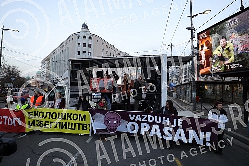  Protest for safe air no.4 started in Terazije, organized by a group of citizens of the Eco Guard, and after the address of the speakers, a walk to the Government of Serbia was announced.Na Terazijama je poceo protest Protest za bezopasan vazduh no