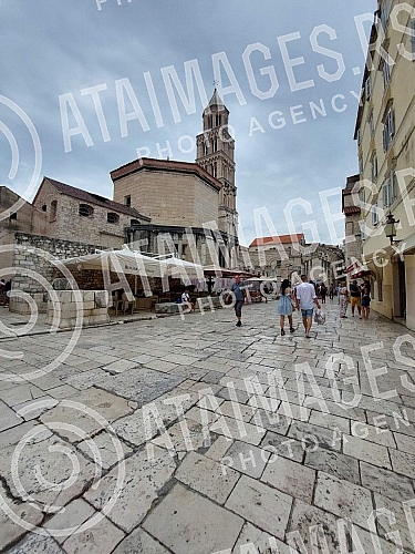 Start of the working week without big crowds in the center of Split in the early morning hours.Pocetak radne nedelje bez velikih guzvi u centru Splita u ranim jutarnjim casovima.