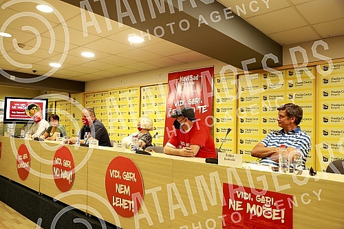 Protest group press conference Look, Gari, no way! which first met a year ago.
Konferencija za novinare Protestne grupe Vidi, Gari ne moze! koja se prvi put okupila pre godinu dana Protest group press conference Look, Gari, no way! which first met a year ago.
Konferencija za novinare Protestne grupe Vidi, Gari ne moze! koja se prvi put okupila pre godinu dana