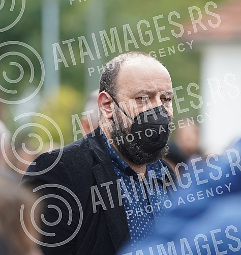 Family, friends, colleagues began to gather in the Church of the Holy Trinity in Kumodraz to pay their last respects to the late actor Milan Lanet Gutovic and to send him to eternal rest.Porodica, prijatelji, kolege poceli su da se okupljaju u Crkv