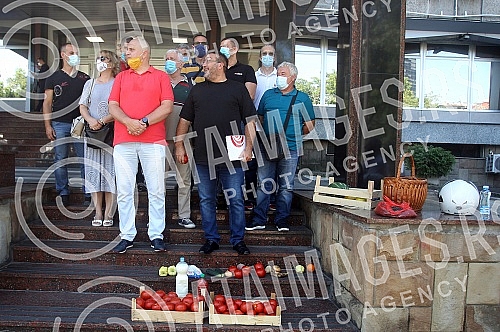 A press conference was held in front of the building of the Ministry of agriculture, at which the vice president of the Party of freedom and justice, Dejan Bulatovic, spoke on the topic: Why a serbian farmer throws a tomato.
Ispred zgrade Ministars A press conference was held in front of the building of the Ministry of agriculture, at which the vice president of the Party of freedom and justice, Dejan Bulatovic, spoke on the topic: Why a serbian farmer throws a tomato.
Ispred zgrade Ministars