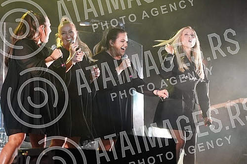 Belgian pop singer Lara Fabian held her first concert in Serbia on the stage of the Stark Arena in the form of a cross section of the biggest hits of her career.Belgijska pop pevacica Lara Fabian odrzala je svoj prvi koncert u Srbiji na sceni Stark