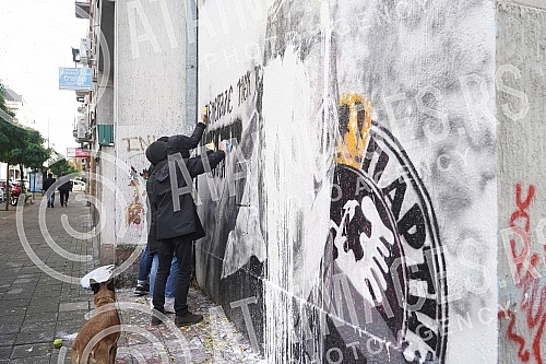 A group of young people gathered on the corner of Njegoseva and Aleksa Nenadovic and started cleaning the mural with the image of Ratko Mladic, on which a bucket of paint was thrown. Grupa mladih se okupila na uglu Njegoseve i Alekse Nenadovica i p
