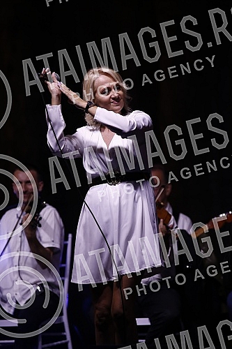 A humanitarian concert of folk and pop music to help the victims of the fire in Karaburma was held at the Karaburma Shopping Center.Humanitarni koncert narodne i pop muzike za pomoc nastradalima u pozaru na Karaburmi odrzan je u Shoping centru Kara