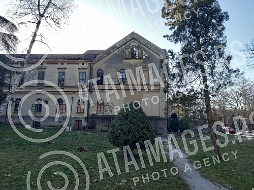 A big fire broke out last night in Arandjelovac in the abandoned hotel Staro zdanje from the time of Obrenovic, but firefighters quickly localized the fire.
Sinoc je u Arandjelovcu u napustenom hotelu Staro zdanje iz vremena Obrenovica, izbio velik A big fire broke out last night in Arandjelovac in the abandoned hotel Staro zdanje from the time of Obrenovic, but firefighters quickly localized the fire.
Sinoc je u Arandjelovcu u napustenom hotelu Staro zdanje iz vremena Obrenovica, izbio velik