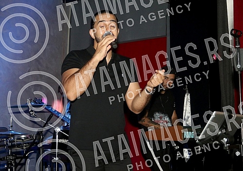 Performance of Adil (Adil Maksutovic) held on raft Na vodi kafana.Nastup Adila (Adil Maksutovic) na splavu Na vodi kafana.