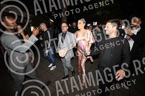 The daily Informer is celebrating its 10th birthday, and a gala celebration has been organized at the Kasina Club.Dnevni list Informer proslavlja 10. rodjendan te su u klubu Kasina organizovali gala proslavu.