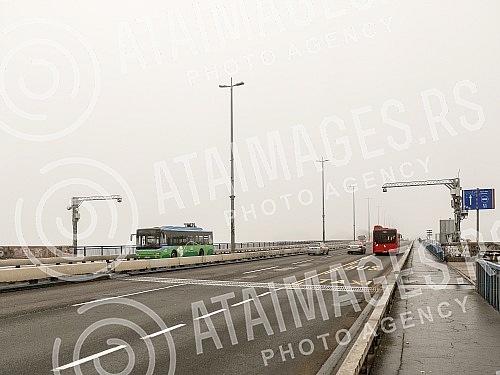 Belgrade has been shrouded in fog for days.Beograd je danima okovan maglom.