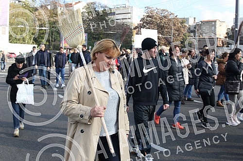 Aunties, janitors and other technical staff protested over having to pay court costs for the cases they lost.Tetkice, domari i drugo tehnicko osoblje protestvovali su zbog obaveze da plate sudske troskove za sporove koje su izgubili.