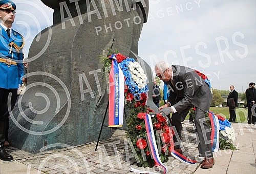 A state ceremony dedicated to the National Day of Remembrance of the Republic of Serbia for the victims of the Holocaust, genocide and other victims of fascism was held on the Coast of Jasenovac Victims.Drzavna ceremonija posvecena obelezavanju nac