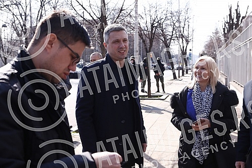 The president and vice-president of the Serbian movement Dveri, Bosko Obradovic and Ivan Kostic, held a press conference in front of the Embassy of the Russian Federation, condemning Vucic's decision to support a resolution against Russia.Predsedni
