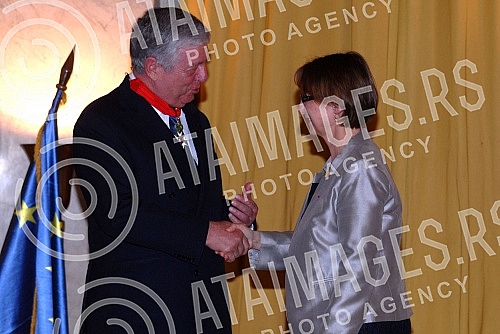 Dekretom predsednika Republike Francuske, Fransoa Olanda, prestolonaslednik Aleksandar Karadjordjevic odlikovan je najvisim francuskim odlikovanjem, ordenom Legije casti u rangu komandira. Orden urucila ambasadorka Republike Francuske u Srbiji Kristi