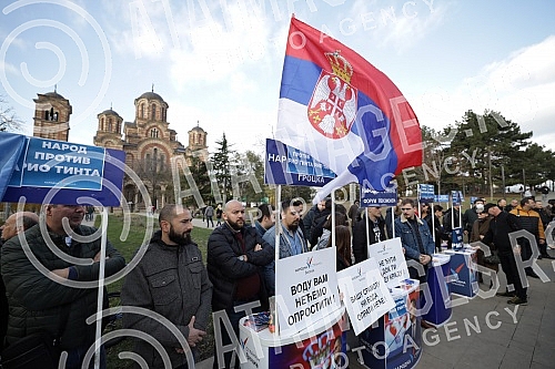 In Tasmajdan Park, People's Party President Vuk Jeremic issued a statement regarding criminal charges against Serbian Prime Minister Ana Brnabic and Ministers Zorana Mihajlovic and Irena Vujovic in connection with plans to open a Rio Tinto lithium mi