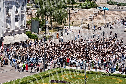 raduates of nis secondary vocational schools and grammar schoolsdanced the traditional Prom at the King of Milan Square at noon to the sounds of waltzes, which symbolically ended their schooling.Maturanti niskih srednjih strucnih skola i gimnazija 