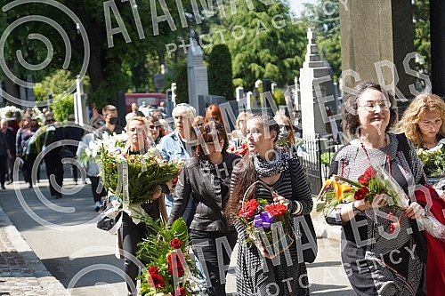 One of the greatest Serbian and Yugoslav singers of popular music, Djordje Marjanovic, was buried in the Alley of Merited Citizens at the New Cemetery.Jedan od najvecih srpskih i jugoslovenskih pevaca zabavne muzike Djordja Marjanovica sahranjen je