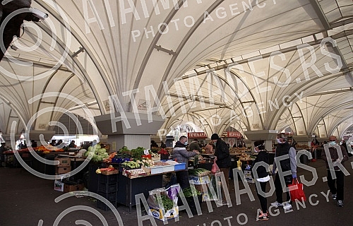 Because of the coronavirus, Belgrade markets operate three days a week on Thursdays, Fridays and Saturdays. Zbog korona virusa pijace u Beogradu rade tri dana nedeljno, cetvrtakom, petakom i subotom.