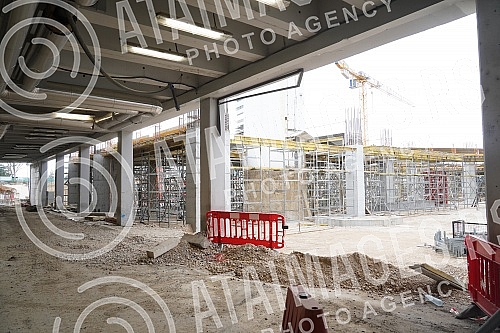 Extensive infrastructure works on the modernization of Belgrade Airport began in early 2020 and are aimed at increasing capacity and improving user experience and comfort. Obimni infrastrukturni radovi na modernizaciji beogradskog aerodroma zapocet