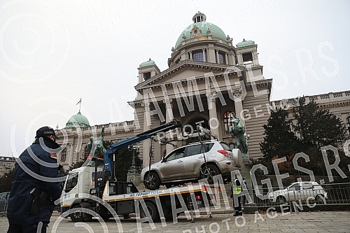 The man P.B. broke the protective fence in front of the National Assembly of the Republic of Serbia with a Toyota rav 4 car, threatening 