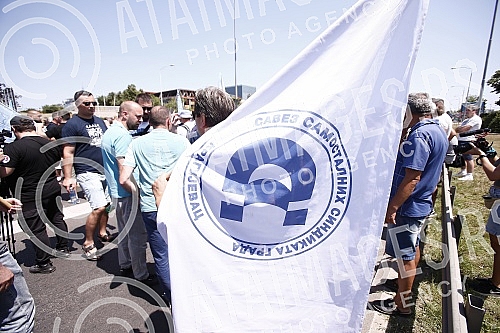 Workers of Kragujevac's Fiat blocked the highway near the Sava Center in Belgrade, as they announced because even after several rounds of negotiations they did not reach a solution with the Government of Serbia and the company on guarantees that ther