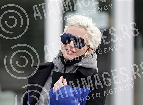 Television presenter Dusica Jakovljevic released from the clinic where she underwent surgery - breast augmentation.Televizijska voditeljka Dusica Jakovljevic izlazi iz klinike gde se podvrgla operaciji - povecanje grudi.