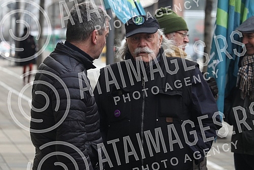 Environmental activists took over from the office of the Government of Serbia all the documentation related to the exploitation of lithium and the projects of the mining company Rio Tinto. Ekoloski aktivisti preuzeli su sa pisarnice Vlade Srbije sv