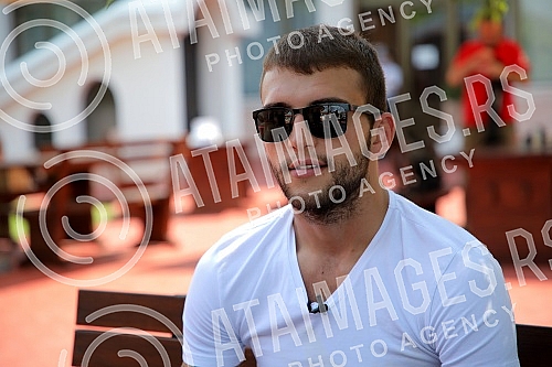 Boxer Veljko Raznatovic in the camp on Avala where he trains. Bokser Veljko Raznatovic u kampu na Avali gde trenira.