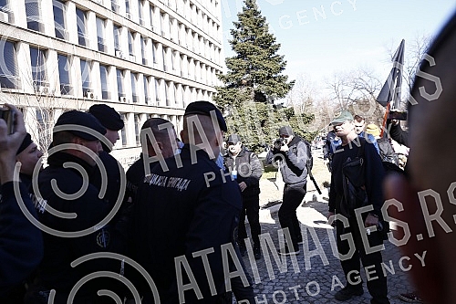 Environmental activists who had previously camped in front of the Presidency for six days, demanding a complete ban on lithium and pine mining in Serbia, blocked New Belgrade in front of the Palace of Serbia.
Ekoloski aktivisti koji su prethodno ses Environmental activists who had previously camped in front of the Presidency for six days, demanding a complete ban on lithium and pine mining in Serbia, blocked New Belgrade in front of the Palace of Serbia.
Ekoloski aktivisti koji su prethodno ses