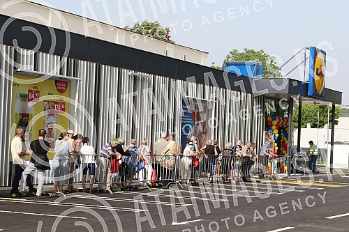 Lidl Serbia has opened a new store in Belgrade, in Karaburma, which is the 51st store of this chain in Serbia.Lidl Srbija otvorio je novu prodavnicu u Beogradu, na Karaburmi, koja cini 51. prodajni objekat ovog lanca u Srbiji.