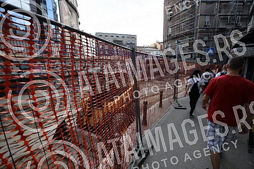 Reconstruction of electrical, telecommunication, water supply and sewerage installations in Sremska Street has begun, and instead of asphalt there will be stone slabs.Pocela je rekonsrukcija elektro, telekomunikacionih, vodovodnih i kanalizacionih 