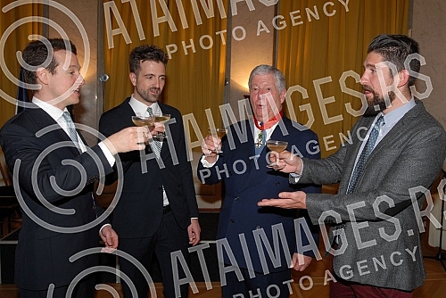 Dekretom predsednika Republike Francuske, Fransoa Olanda, prestolonaslednik Aleksandar Karadjordjevic odlikovan je najvisim francuskim odlikovanjem, ordenom Legije casti u rangu komandira. Orden urucila ambasadorka Republike Francuske u Srbiji Kristi