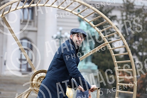 Street artist and architect Andrej Josifovski, better known as the Pianist, set up a new, unusual installation in front of the National Assembly of Serbia as part of the 