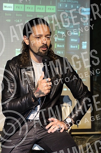The press conference of the Bulgarian representative at the Eurovision Song Contest Ronnie Romero was held in Wurst Platz.
Konferencija za medije bugarskog predstavnik na Eurosongu Ronijea Romera odrzana je u Wurst Platzu. The press conference of the Bulgarian representative at the Eurovision Song Contest Ronnie Romero was held in Wurst Platz.
Konferencija za medije bugarskog predstavnik na Eurosongu Ronijea Romera odrzana je u Wurst Platzu.