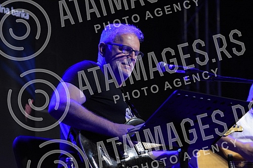 Singer Zoran Predin held a promotion of the book - Mongolian stains in the courtyard of the University and then a songwriting concert.Pevac Zoran Predin odrzao je promociju knjige - Mongolske mrlje u dvoristu Univerziteta a zatim i kantautorski konc