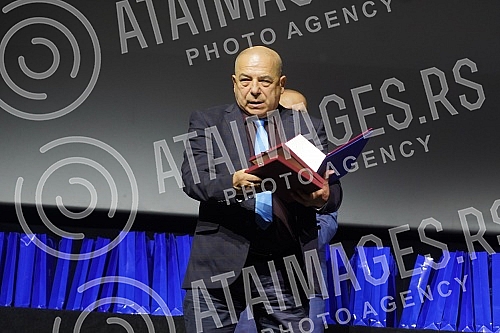 In the big hall of the Kombank hall, after a two-year break, the traditional SEMUS awards ceremony was organized for the most prominent pop and music artists in Serbia.U velikoj sali Kombank dvorane, posle dve godine pauze organizovana je tradicion