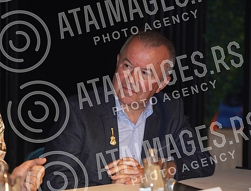 In the Kombank Hall, in the Jazz Canteen in Lisbon, the Plan B Foundation was promoted with the premiere of the first single from the 