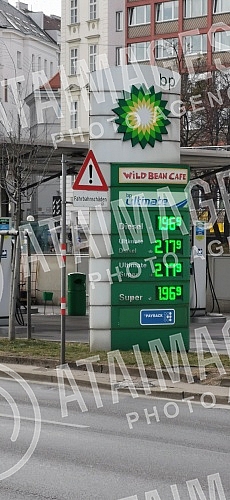 In Austria, the price of fuel at gas stations has reached new record levels that will go down in historical annals. U Austriji cena goriva na benzinskim pumpama dostigla je nove rekordne vrednosti koje ce uci u istorijske anale.