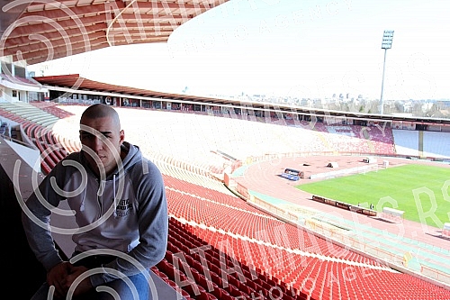 Profesionalni bokser Marko Nikolic na stadionu 