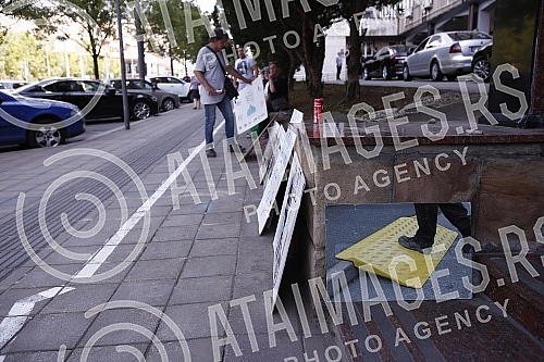 The protest of persons with disabilities in Serbia was held on the Plateau in front of the Ministry of Labor, Social Affairs and Veterans Affairs, and the protest organizers are demanding a meeting with the Minister of Labor, Employment, Social Affai