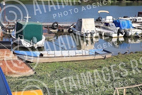 Low water level on the Danube River.Nizak vodostaj na reci Dunav.