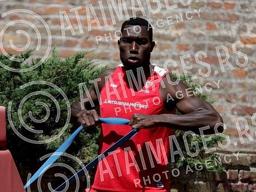 Red Star basketball players are returning to rhythm during training after a two-month break due to coronavirus pandemic. Kosarkasi Crvene zvezde se na treningu vracaju  u ritam posle dvomesecne pauze zbog pandemije korona virusa.