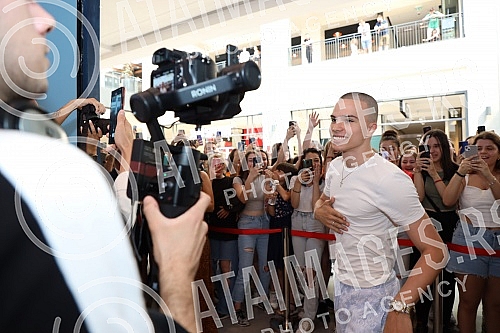 Voyage in WTF Open Air radio in TC Gallery - socializing with fans.Voyage u WTF Open Air radiju u TC Galerija - druzenje sa fanovima.