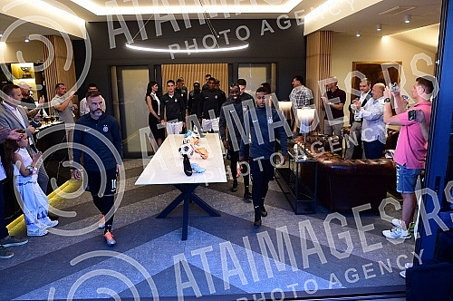 The official promotion of the new set of Nike FK Partizan jerseys for the 2022/23 season was held in the VIP Lounge above the center line of the Partizan stadium.
Svecana promocija nove garniture Nike dresova FK Partizan za sezonu 2022/23 odrzana je The official promotion of the new set of Nike FK Partizan jerseys for the 2022/23 season was held in the VIP Lounge above the center line of the Partizan stadium.
Svecana promocija nove garniture Nike dresova FK Partizan za sezonu 2022/23 odrzana je