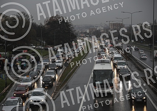 During the day, the busiest roads were blocked due to rain and New Year's euphoria.Tokom dana najprometnije saobracajnice bile su blokirane zbog kise i novogodisnje euforije