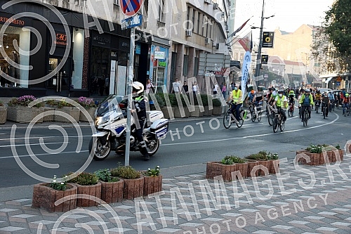 Cyclists are driving through the streets of Belgrade to indicate the excessive pollution that Belgrade has been exposed to for the past few days.Biciklisti voze beogradskim ulicama kako bi ukazali na prekomerno zagadjenje kojem su izlozeni Beogradjan