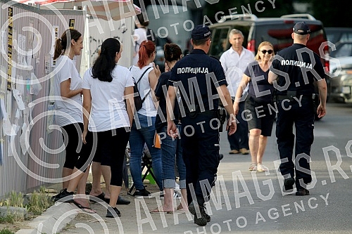 This morning, the Austrian company Drust continued the works in block 37, which angered the residents of the block who took to the streets again.
Austrijska kompanija Drust je jutros nastavila radove u bloku 37, sto je razljutilo stanare bloka koji This morning, the Austrian company Drust continued the works in block 37, which angered the residents of the block who took to the streets again.
Austrijska kompanija Drust je jutros nastavila radove u bloku 37, sto je razljutilo stanare bloka koji