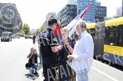 Okupljanje clanova i simpatizera Srpske radikalne Stranke ispred Skupstine Srbije u Beogradu. Povodom najave nevladinih organizacija da ce obeleziti godisnjicu u zlocina u Srebrenici. Okupljanje clanova i simpatizera Srpske radikalne Stranke ispred Skupstine Srbije u Beogradu. Povodom najave nevladinih organizacija da ce obeleziti godisnjicu u zlocina u Srebrenici.