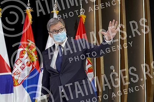 The Serbian Progressive Party is holding a session of the Main Board in Kombank Hall, at which it will be discussed about the united with the party of Aleksandar Sapic, the Serbian Patriotic Alliance, but also the problems within the party.Srpska n