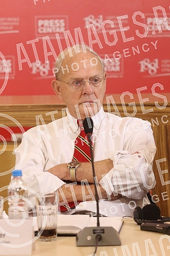 The Report of the Independent International Commission on the Investigation of the Sufferings of All Nations in the Srebrenica Region from 1992 to 1995 was presented at the UNS Press Center.
U Pres centru UNS-a predstavljen je Izvestaj Nezavisne med The Report of the Independent International Commission on the Investigation of the Sufferings of All Nations in the Srebrenica Region from 1992 to 1995 was presented at the UNS Press Center.
U Pres centru UNS-a predstavljen je Izvestaj Nezavisne med