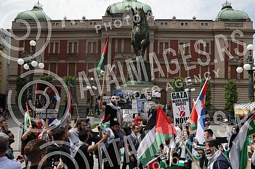 A rally in support of the Palestinian people in Jerusalem was held at the Monument to Prince Mikhail on Republic Square, organized by the Palestinian Diaspora in Serbia. Kod Spomenika knezu Mihailu, na Trg Republike odrzan skup podrske palestinskom
